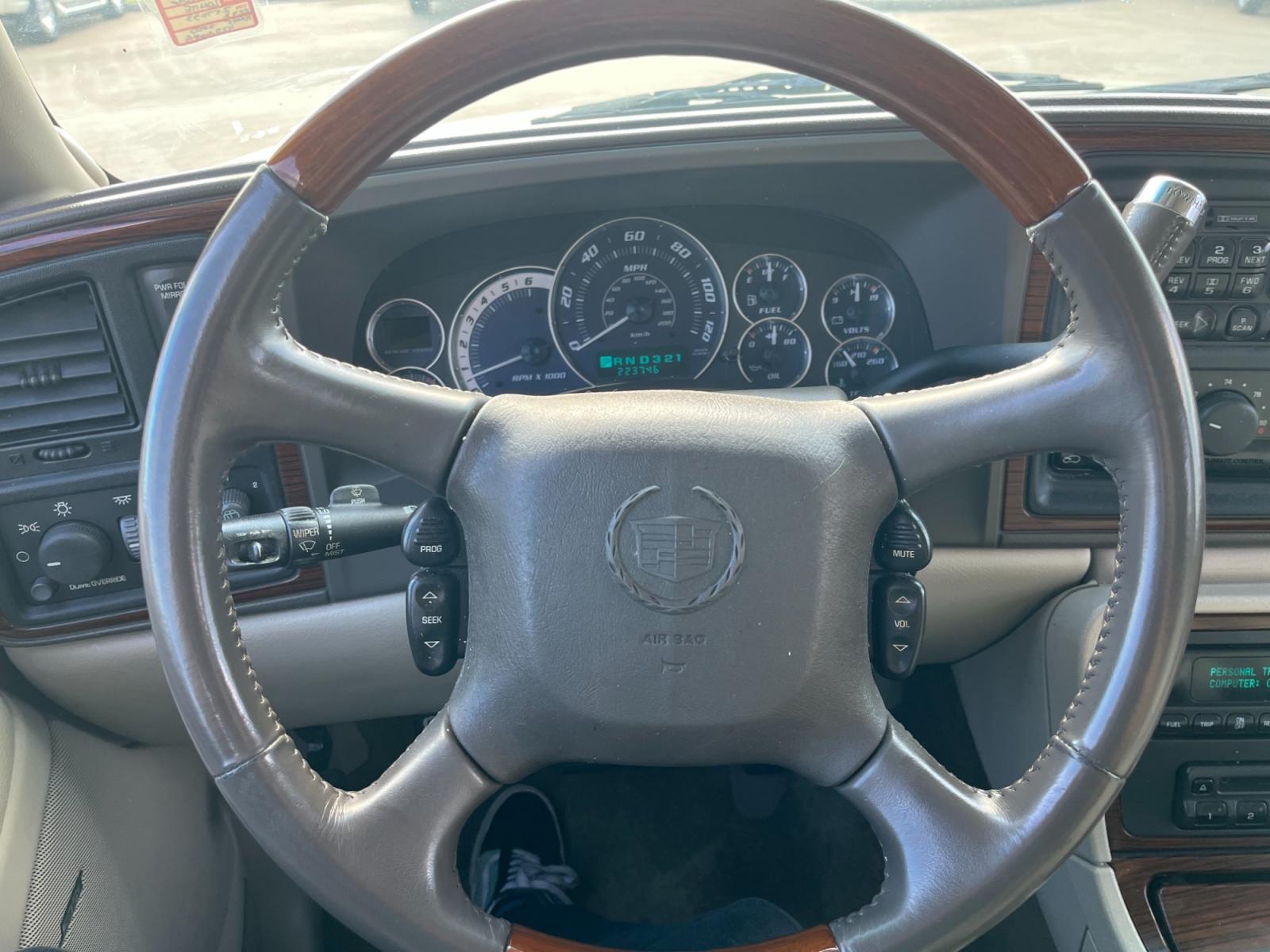 2002 white /TAN Cadillac Escalade 2WD (1GYEC63T62R) with an 5.3L V8 OHV 16V engine, 4-Speed Automatic Overdrive transmission, located at 14700 Tomball Parkway 249, Houston, TX, 77086, (281) 444-2200, 29.928619, -95.504074 - Photo #15